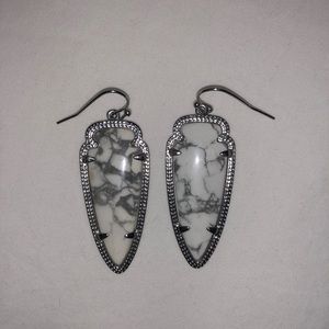 White marbled Kendra Scott arrowhead earrings